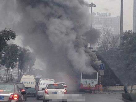 南二環太乙路立交附近，由東向西方向有一輛公交車燃了，煙很大！