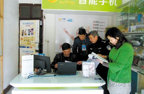 鳳凰臺社區(qū)工作人員與民警進行消防安全隱患排查