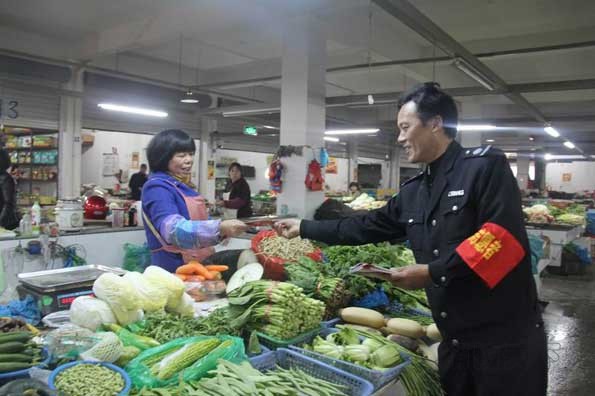 民警宣傳法律法規和安全防火常識