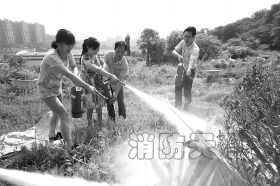 (5月21日,株洲市園林系統工作人員在石峰公園學習用滅火器滅火。 《長株潭報》記者
