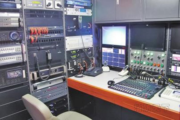 衛星通信指揮車內部