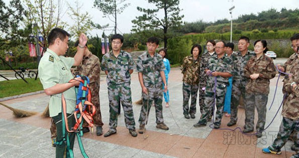 消防民警講解各類消防設備技能