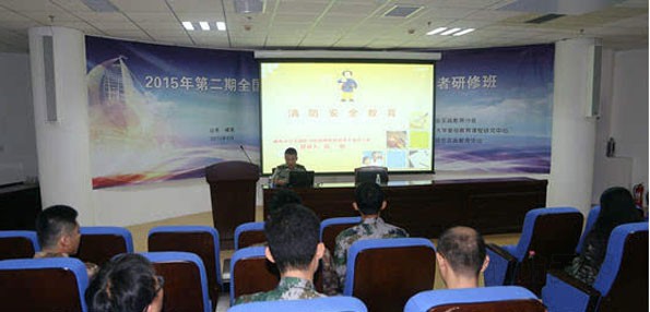 消防民警講解各類消防設備技能