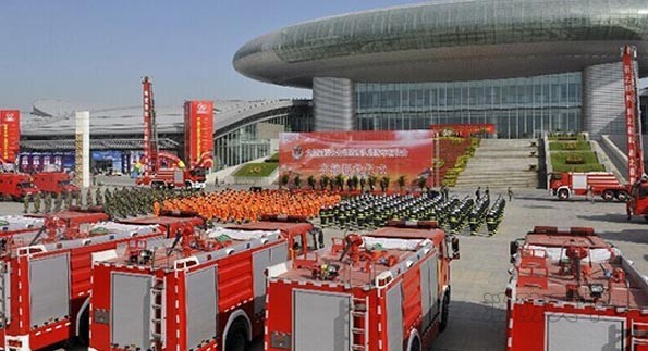 公安部消防局及14個兄弟省市消防部隊支援新疆53輛特種消防車輛裝備交接服役儀式