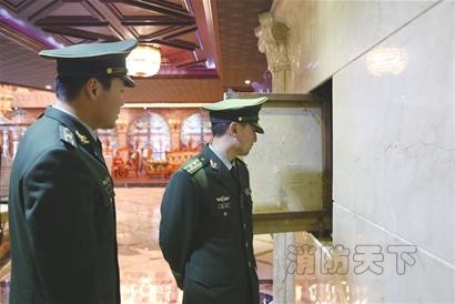 近日，城陽區公安消防大隊組成多個檢查小組深入轄區賓館、飯店、洗浴、KTV等夜間營業性場所開展消防夜查，扎實推進火災防控工作。