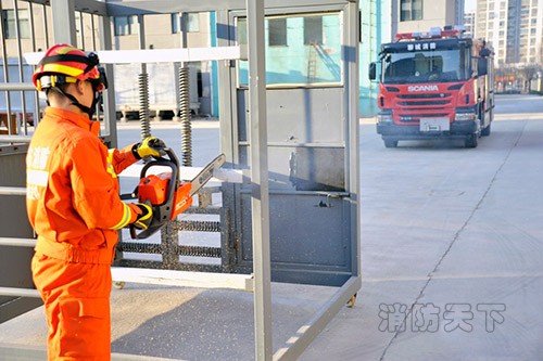3月1日,山東聊城公安消防支隊的消防員們正在進行“雙干線三支水槍”實戰(zhàn)演練。