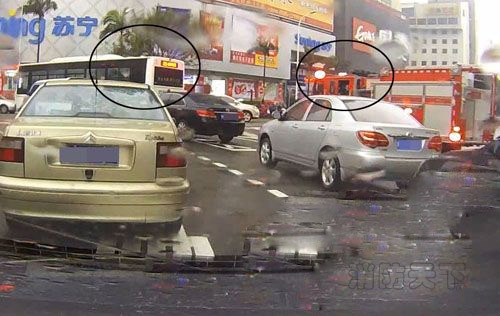 黃先生的行車記錄儀顯示:公交車堵在消防車前面(畫(huà)圈處)