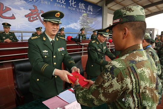 消防總隊(duì)領(lǐng)導(dǎo)向獲獎官兵頒獎